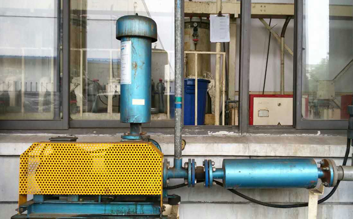 常熟一電鍍廠家采用我廠生產(chǎn)的羅茨鼓風(fēng)機(jī)已穩(wěn)定運(yùn)行10余年 常熟一電鍍廠家采用我廠生產(chǎn)的羅茨鼓風(fēng)機(jī)已穩(wěn)定運(yùn)行10余年