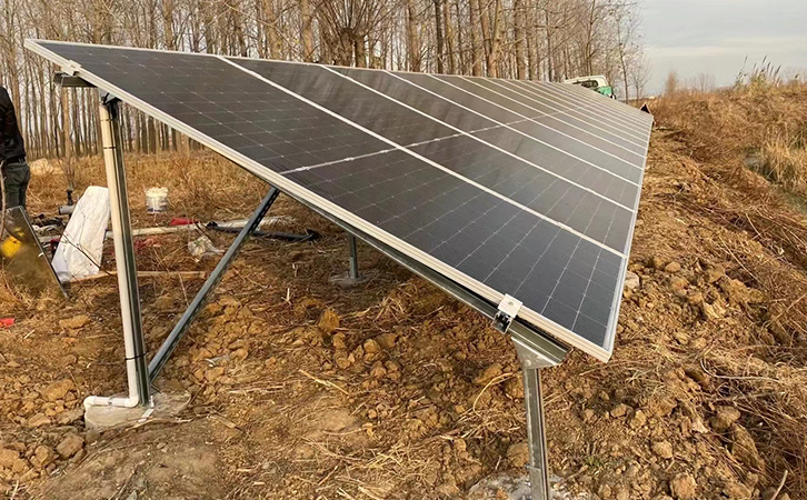 岸邊的太陽(yáng)能電池板 岸邊的太陽(yáng)能電池板